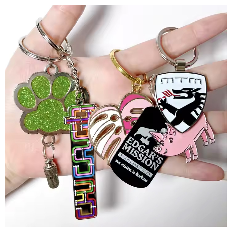 Ang mga pasadyang logo keyrings ay nag -embossed na mga personal na regalo ng souvenir