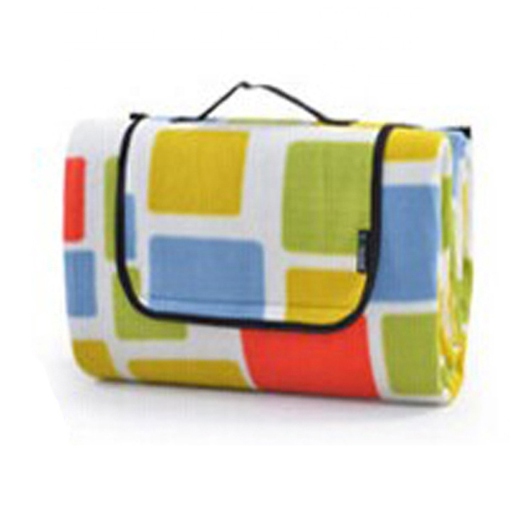 Ang hindi tinatagusan ng tubig na malalaking camping mat para sa hawakan ng piknik